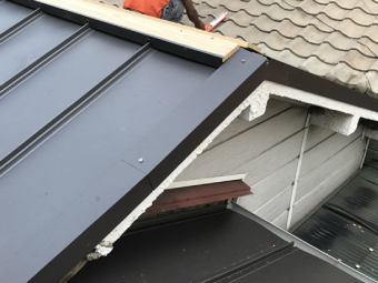 屋根の頂上部分に貫板を設置